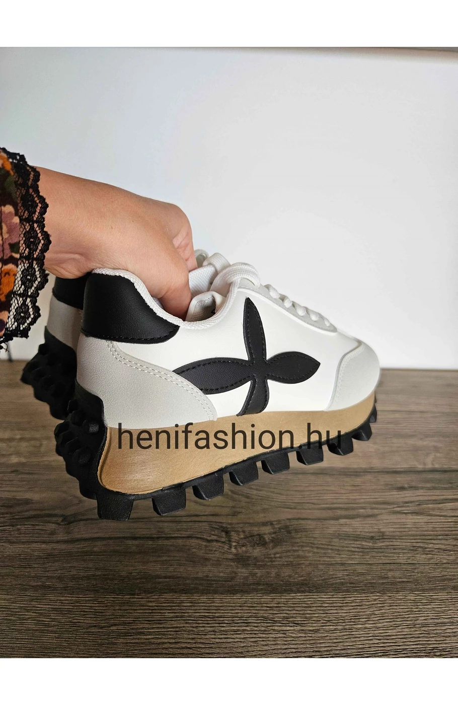 Flower sneaker